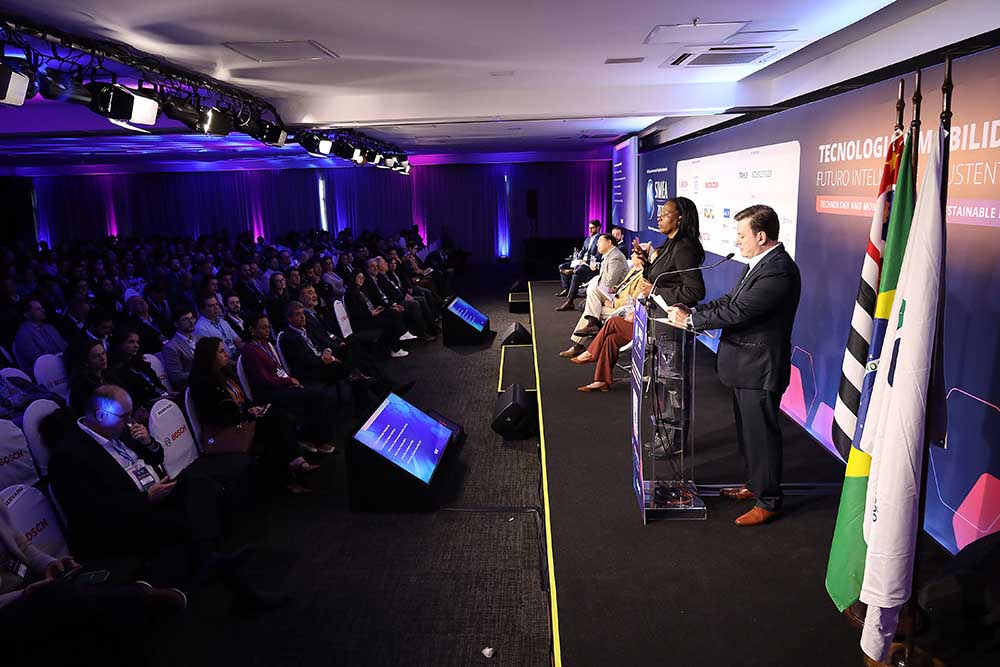 SIMEA debate caminhos da mobilidade mais limpa, conectada e eficiente.